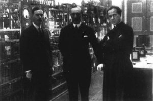 (il belga) Ing. Mathieu, Guglielmo Marconi, Padre Giuseppe Gianfranceschi (primo direttore della Radio Vaticana)